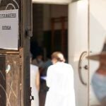 Imagen de archivo de pruebas de PCR a los maestros de un instituto de Sevilla