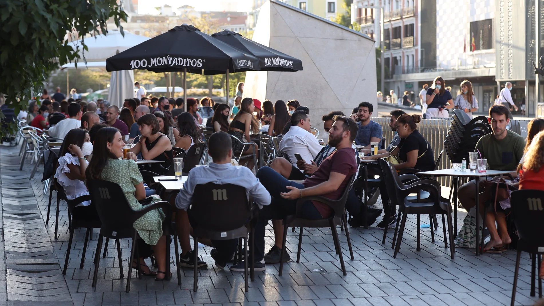 Sanidad notifica 10.476 nuevos casos y Madrid aumenta las restricciones