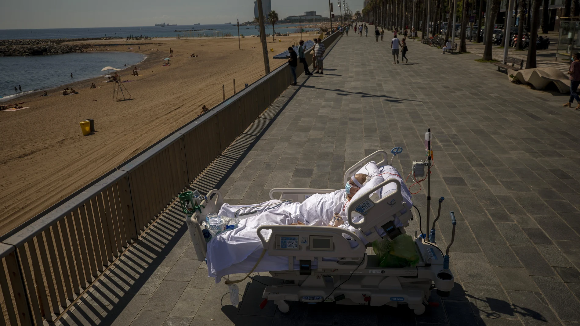Francisco Espana, 60 ,enfermo de Covid19, cerca del Hospital del Mar en Barcelona.Su terapia también consiste en algunos momentos de relax,10 minutos frente al mar mediterráneo.