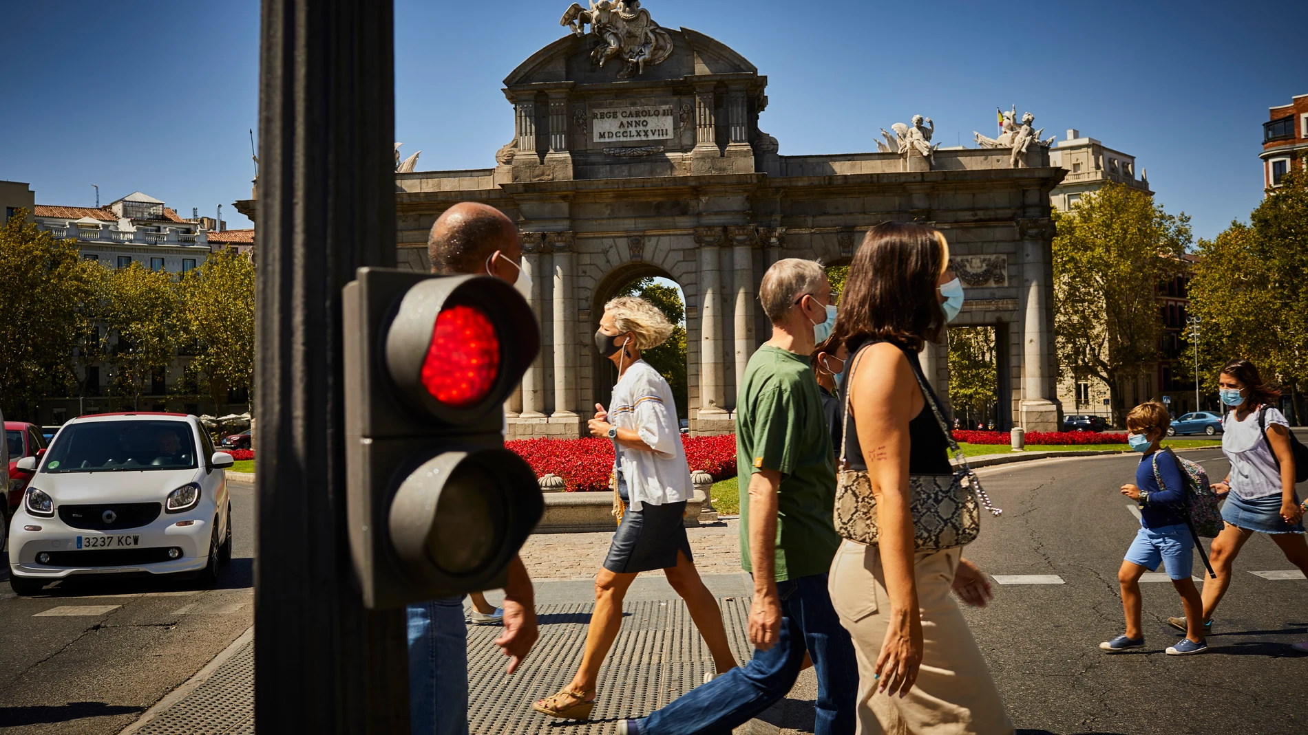 Ambiente en las calles de Madrid el día en el que la Comunidad de Madrid afronta su particular “operación retorno” con un endurecimiento de las medidas sanitarias para hacer frente a la expansión del coronavirus.En la Imagen la gente pasea junto a la puerta de Alcala