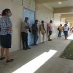 Electores hacen fila para depositar su voto en las primarias el domingo 16 de agosto de 2020, en Loíza, Puerto Rico