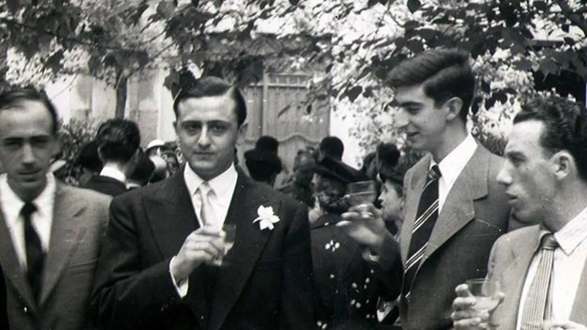 Los dos hombres del centro de la imagen son, a la derecha, Juan Benet, y, a la izquierda, Luis Martín-Santos en el día de su boda