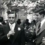 Los dos hombres del centro de la imagen son, a la derecha, Juan Benet, y, a la izquierda, Luis Martín-Santos en el día de su boda