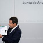 El presidente de la Junta de Andalucía, Juanma Moreno, después de participar en la Conferencia de Presidentes de Comunidades Autónomas convocada por el Presidente del Gobierno, Pedro Sánchez