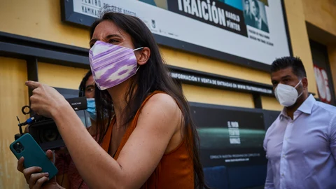 La ministra de Igualdad, Irene Montero, atiende a los medios de comunicación, antes de mantener un encuentro con los responsables de El Pavón Teatro Kamikaze.