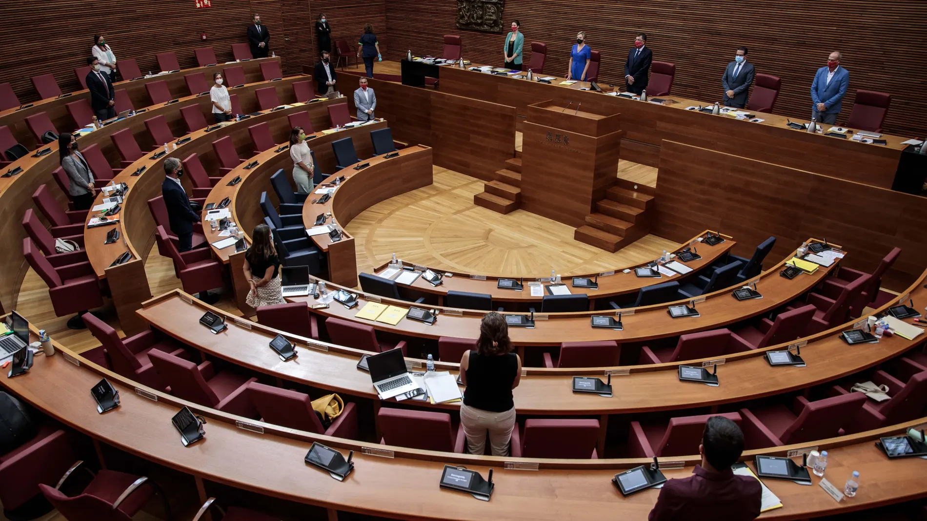 Les Corts guarda tres minutos de silencio para condenar el último asesinato machista