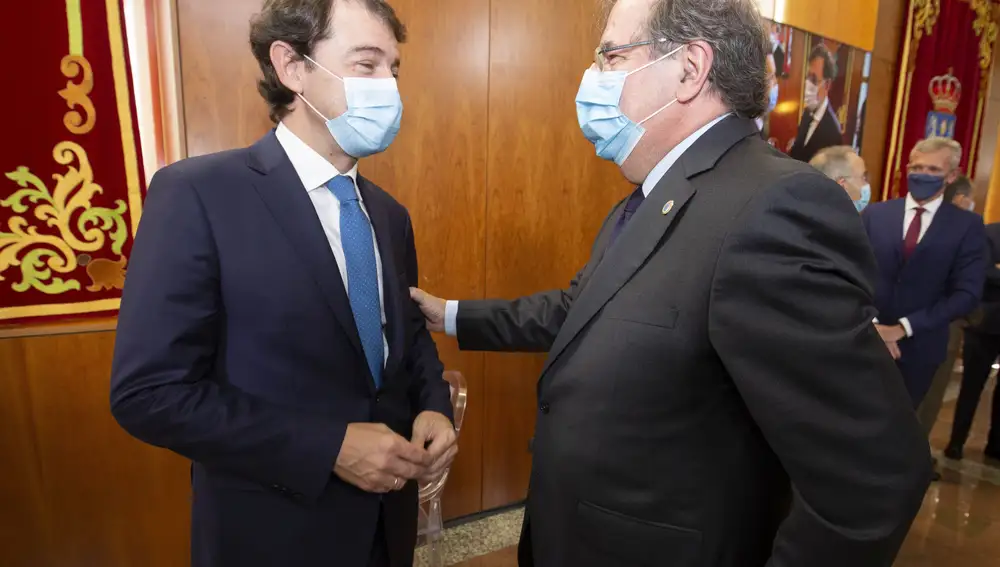 Fernández Mañueco conversa con el expresidente dela Junta, Juan Vicente Herrera
