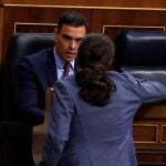 El presidente del Gobierno, Pedro Sánchez, conversa con el vicepresidente tercero, Pablo Iglesias