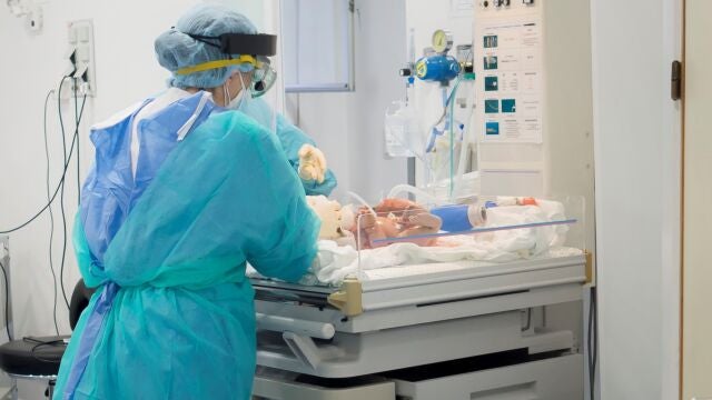 Las enfermeras atienden a un bebé que ha nacido tras un parto inducido de una madre con Covid-19. EFE/Hospital Universitario Reina Sofía
