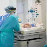 Las enfermeras atienden a un bebé que ha nacido tras un parto inducido de una madre con Covid-19. EFE/Hospital Universitario Reina Sofía