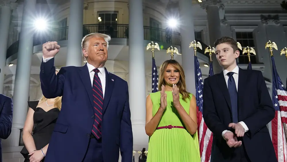 El presidente Donald Trump, la primera dama Melania Trump y Barron Trump en el cierre de la Convención Republicana, el pasado agosto