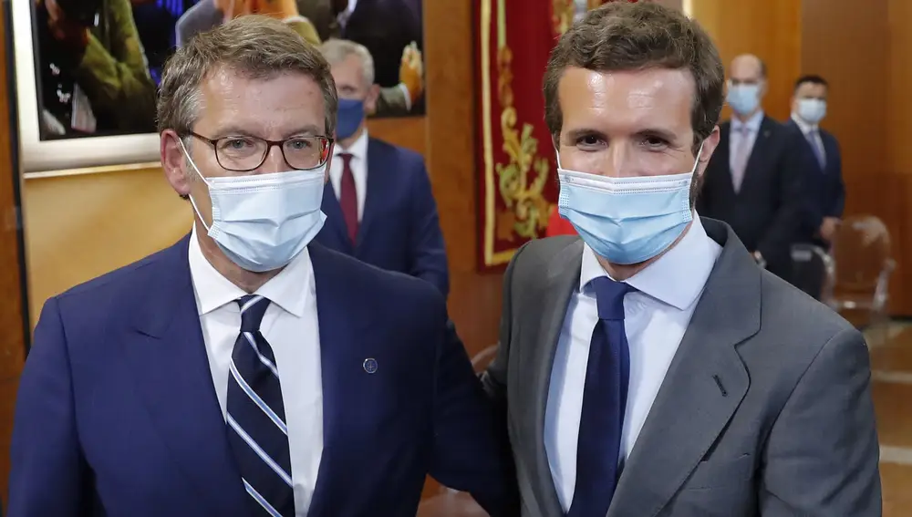 El presidente de la Xunta, Alberto Núñez Feijóo, recibe la felicitación del presidente del PP Pablo Casado, tras la ceremonia de toma de posesión de Feijóo en el Parlamento gallego, esta mañana en Santiago de Compostela. EFE/lavandeira jr