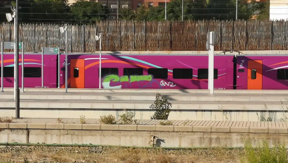 Imagen de archivo de un tren con grafitis