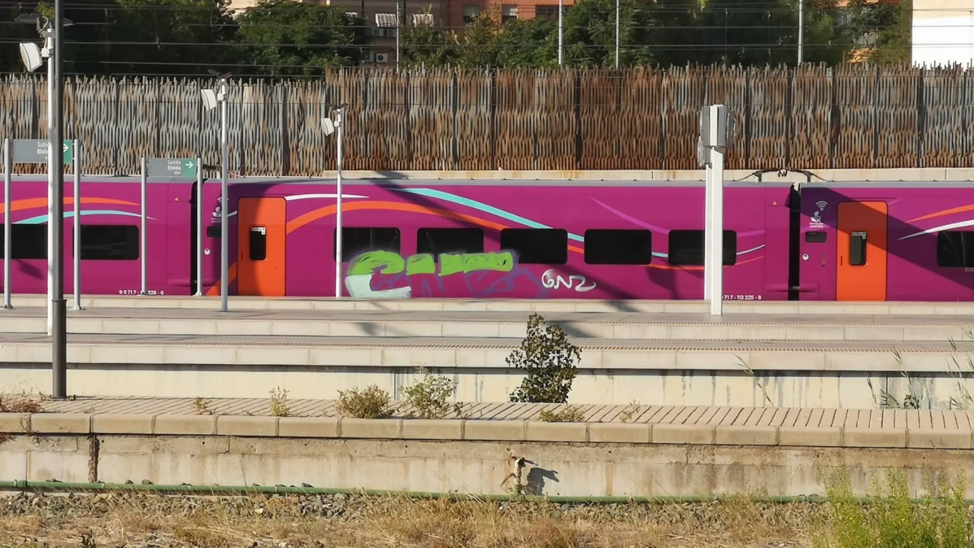 Imagen de archivo de un tren con grafitis