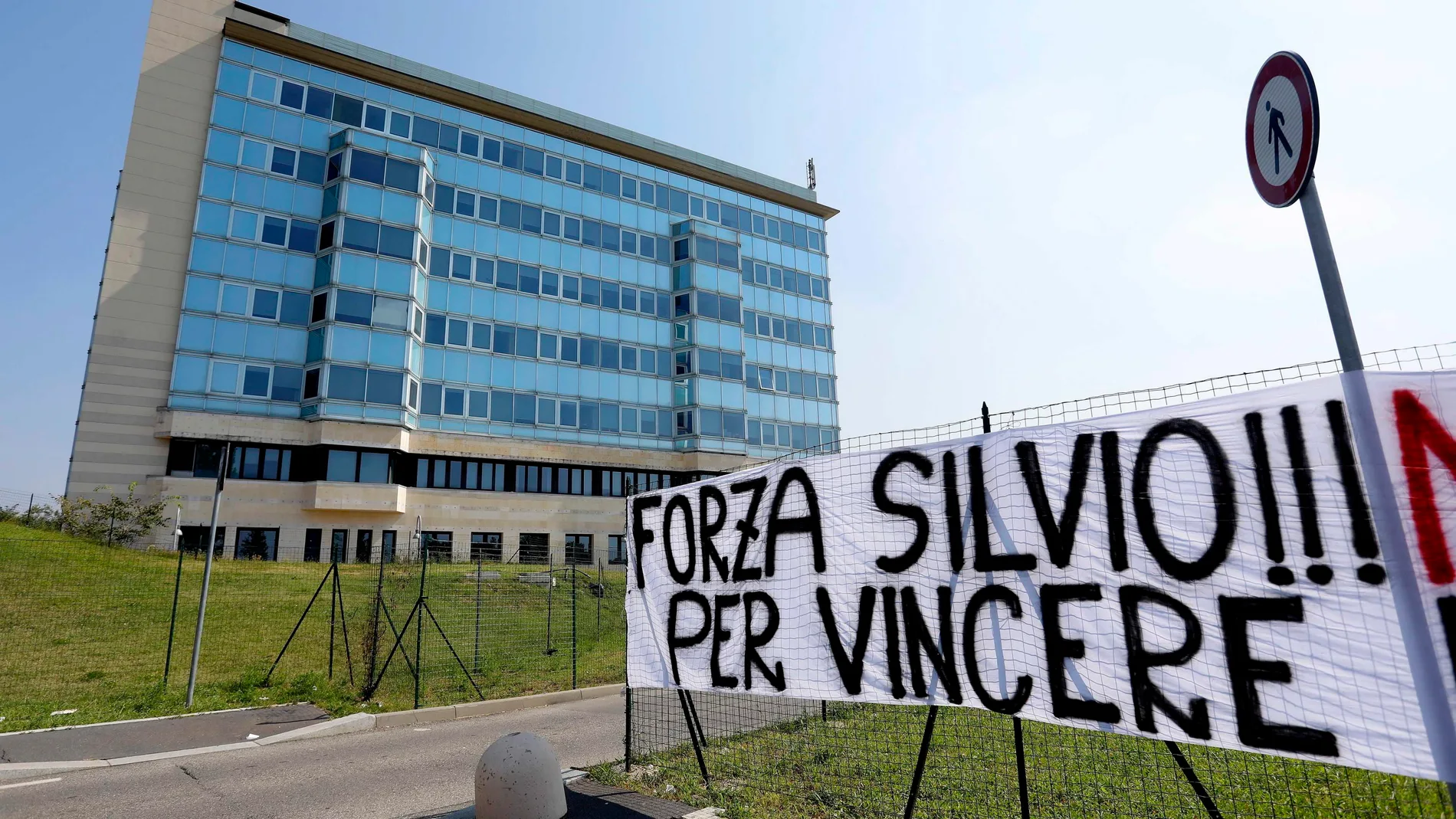 Banner for Silvio Berlusconi in front of San Raffaele Hospital