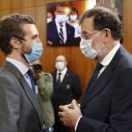 El presidente del PP Pablo Casado, y el ex presidente Mariano Rajoy