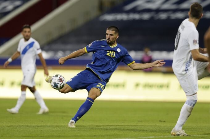 El futbolista kosovar, Ibrahim Dresevic, en un partido ante Grecia de la UEFA Nations League