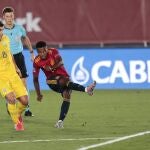 Ansu Fati, en el momento del disparo para marcar su primer gol con España
