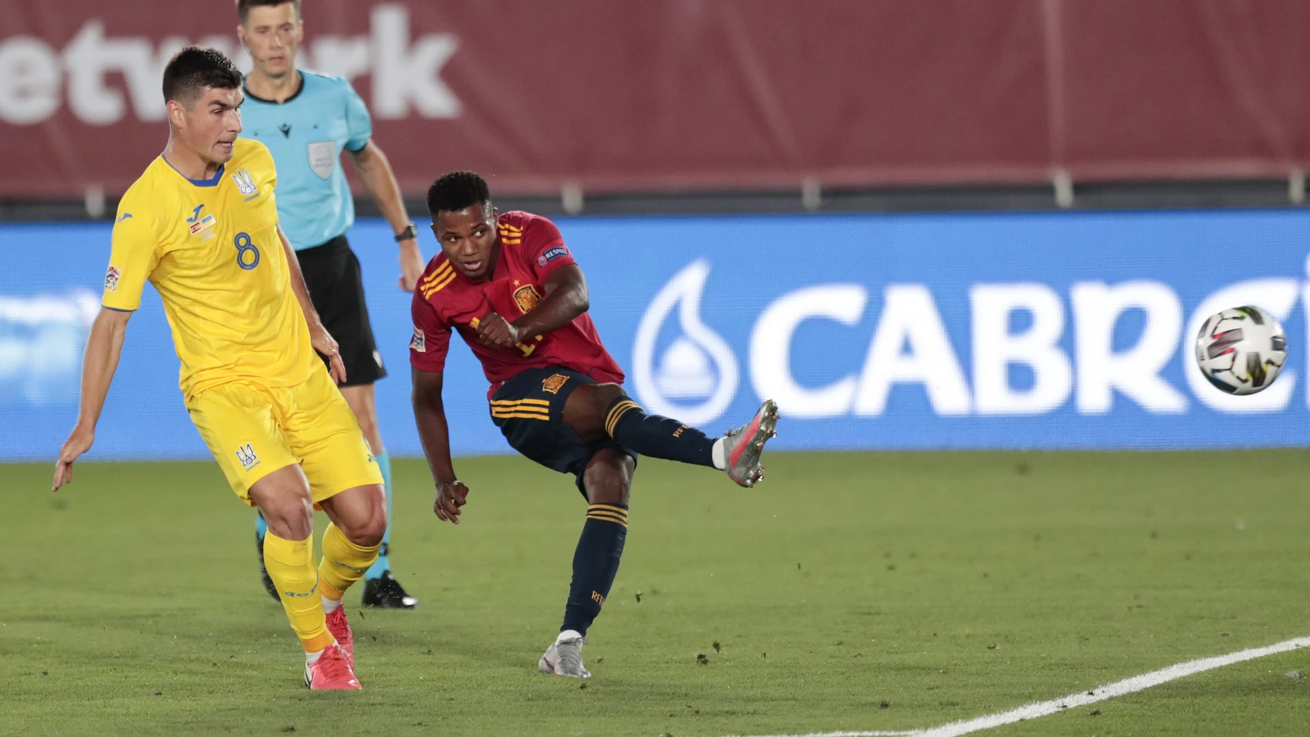 Ansu Fati, en el momento del disparo para marcar su primer gol con España