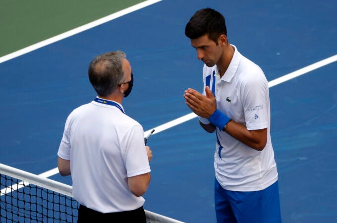 Novak Djokovic charla con el supervisor del US Open. Finalmente decidieron expulsarlo