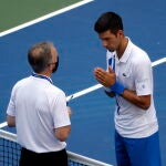 Novak Djokovic charla con el supervisor del US Open. Finalmente decidieron expulsarlo
