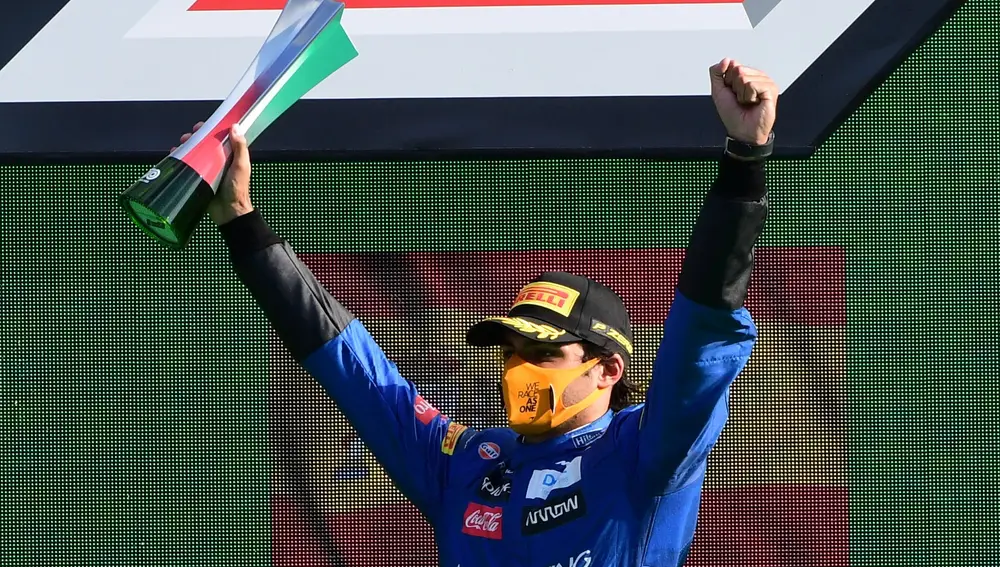 Carlos Sainz en el podium de Monza