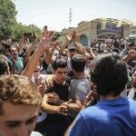 Jóvenes iraníes protestan en el gran bazar de Teherán en 2018