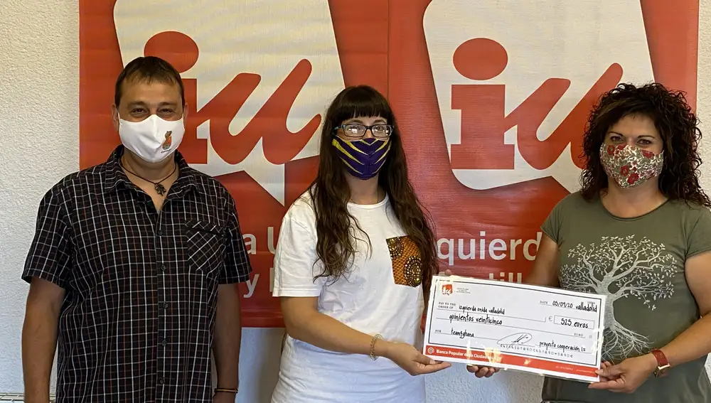 IU Valladolid entrega a la oenegé TEAM4Ghana el cheque con el dinero para su proyecto de sostenibilidad e higiene menstrual en Kanjarga&quot;.