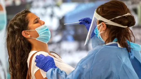 Los especialistas piden que se realice PCR en urgencias a las personas que acudan con síntomas de sordera súbita, para averiguar si tiene conexión con el SARS-CoV-2.