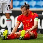 Bale, en el suelo, en un momento del partido ante Bulgaria