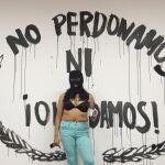 Una activista posa frente a un mural durante la toma de las instalaciones de la Comisión Nacional de Derechos Humanos, en Ciudad de México (México)-