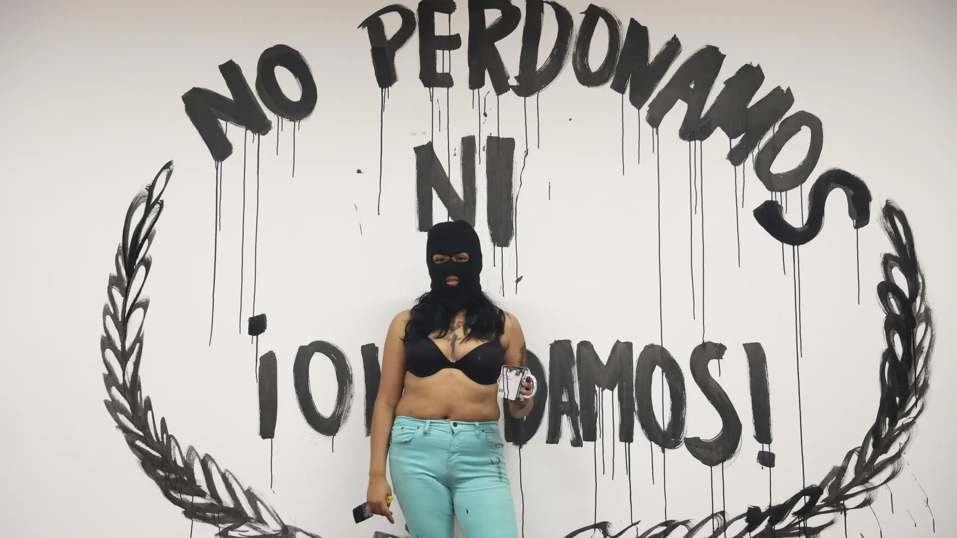 Una activista posa frente a un mural durante la toma de las instalaciones de la Comisión Nacional de Derechos Humanos, en Ciudad de México (México)-