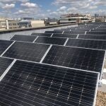Placas de energía solar en la cubierta de un edificio residencial