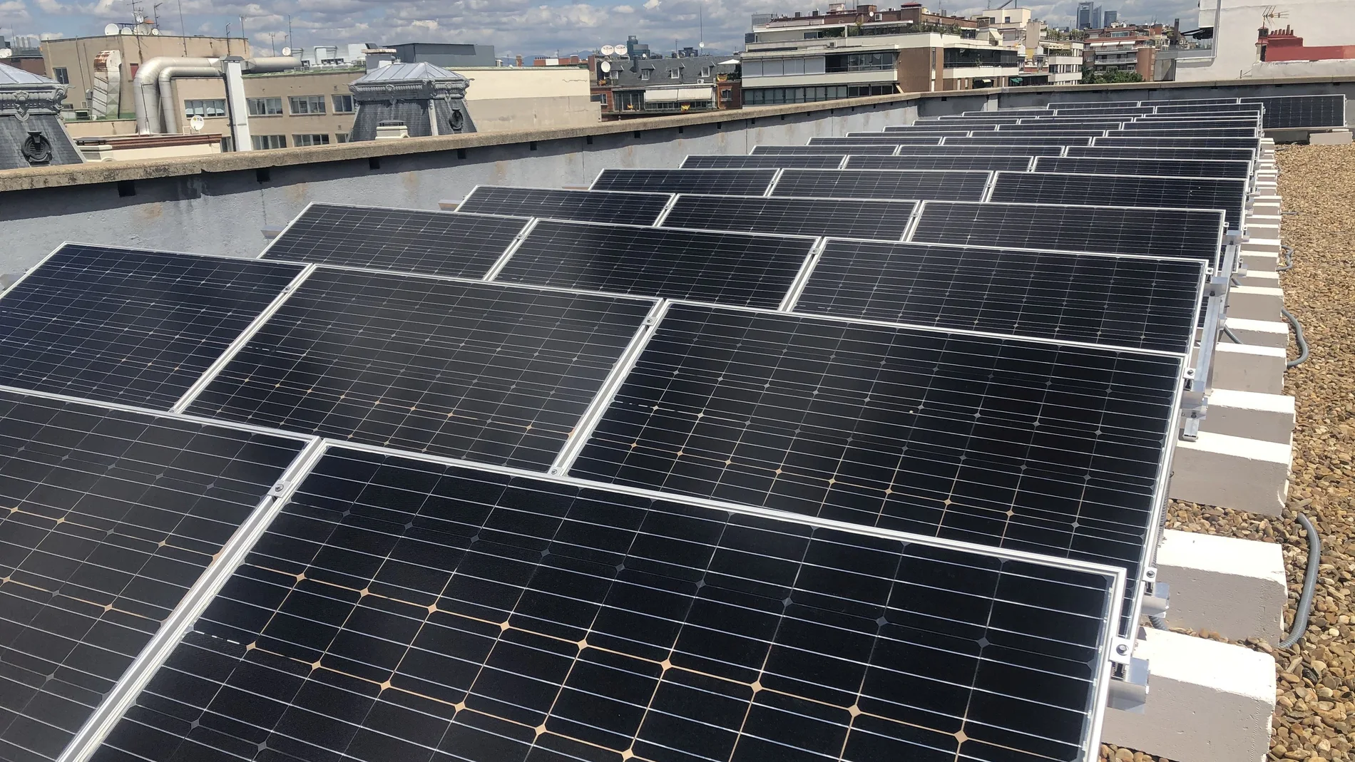 Placas de energía solar en la cubierta de un edificio residencial