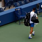 Djokovic abandona la pista central del US Open, la Arthur Ashe, tras ser descalificado por dar un pelotazo a una juez de línea
