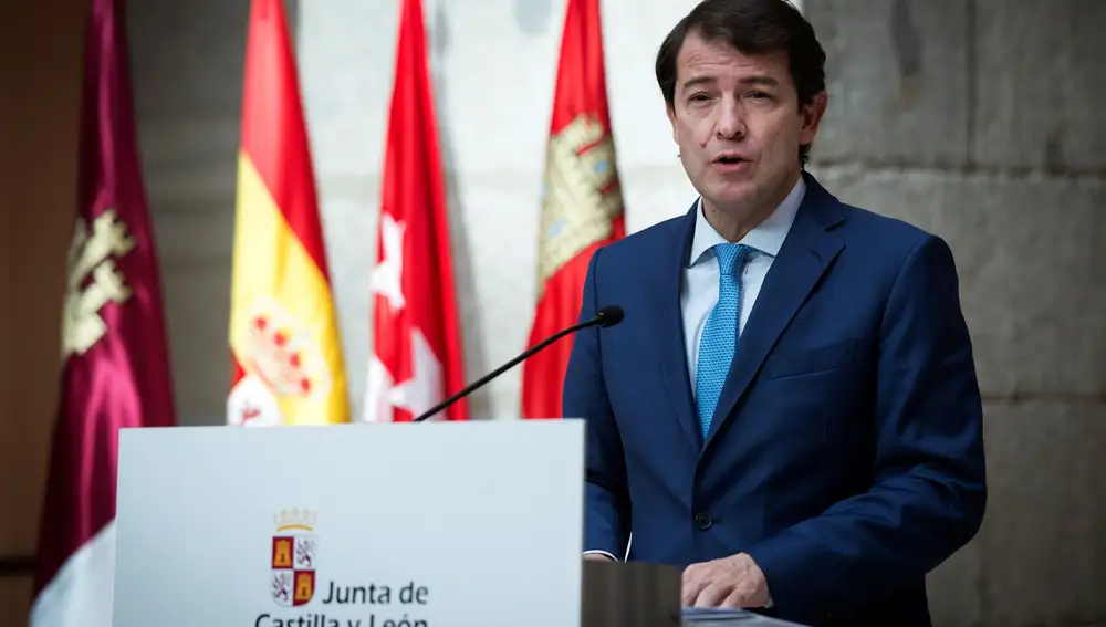 GRAF1090. MADRID, 07/09/2020.- El presidente de Castilla y León, Alfonso Fernández Mañueco, ofrece una rueda de prensa tras la reunión con los presidentes de la Comunidad de Madrid, Isabel Ayuso; y de Castilla-la-Mancha, Emiliano García-Page, este lunes en Madrid. EFE/Luca Piergiovanni