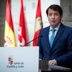 GRAF1090. MADRID, 07/09/2020.- El presidente de Castilla y León, Alfonso Fernández Mañueco, ofrece una rueda de prensa tras la reunión con los presidentes de la Comunidad de Madrid, Isabel Ayuso; y de Castilla-la-Mancha, Emiliano García-Page, este lunes en Madrid. EFE/Luca Piergiovanni