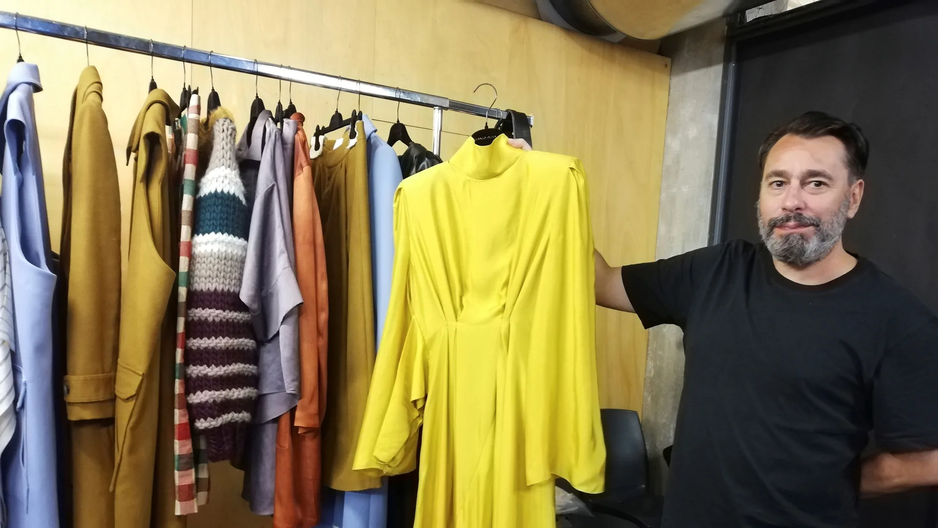 Oliva "construye" el armario femenino con prendas atemporales y "versátiles"
