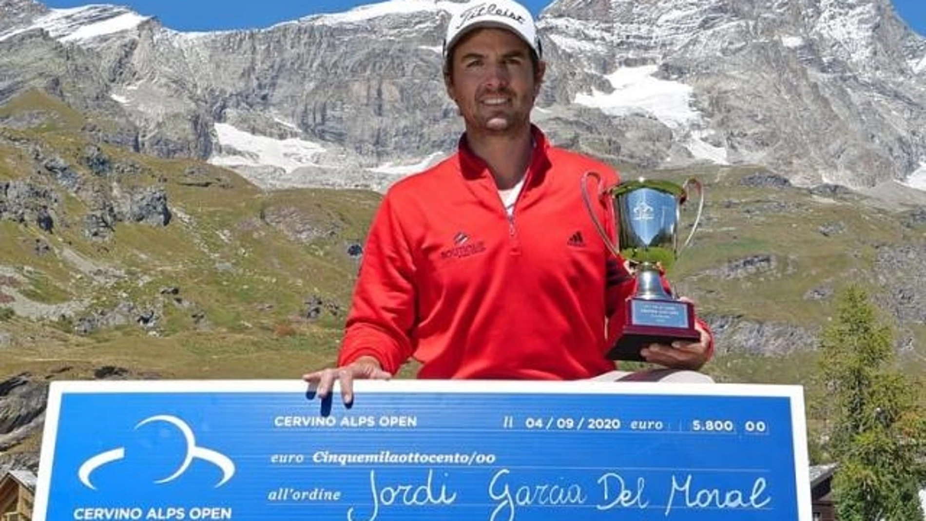 Jordi García del Moral, con el cheque de ganador.