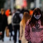 AME3144. BUENOS AIRES (ARGENTINA), 07/09/2020.- Personas caminan en las calles de la ciudad este lunes en Buenos Aires (Argentina). Argentina roza ya las 10.000 muertes por COVID-19 tras casi seis meses de medidas de confinamiento, en un momento marcado por el temor al colapso sanitario en varios puntos del país y por la polémica apertura de terrazas al aire libre en Buenos Aires, a pesar de la alta incidencia de contagios diarios. EFE/Juan Ignacio Roncoroni