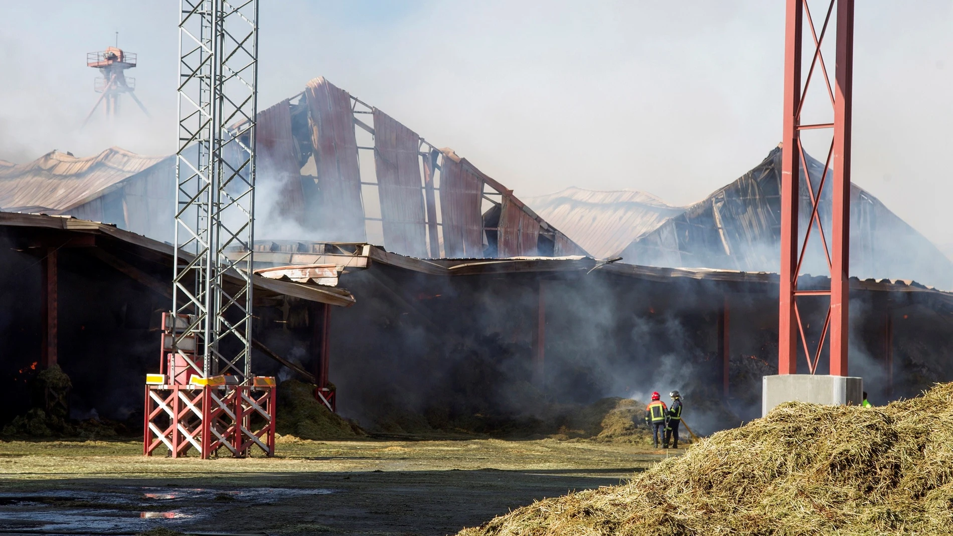 El fuego en la mayor cooperativa de Zamora afecta a naves de materia prima