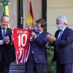 El alcalde de Madrid, José Luis Martínez-Almeida, recibe una camiseta del Atlético de Madrid de manos del presidente Enrique Cerezo, en presencia del embajador de Brasil en España, Pompeu Andreucci Neto