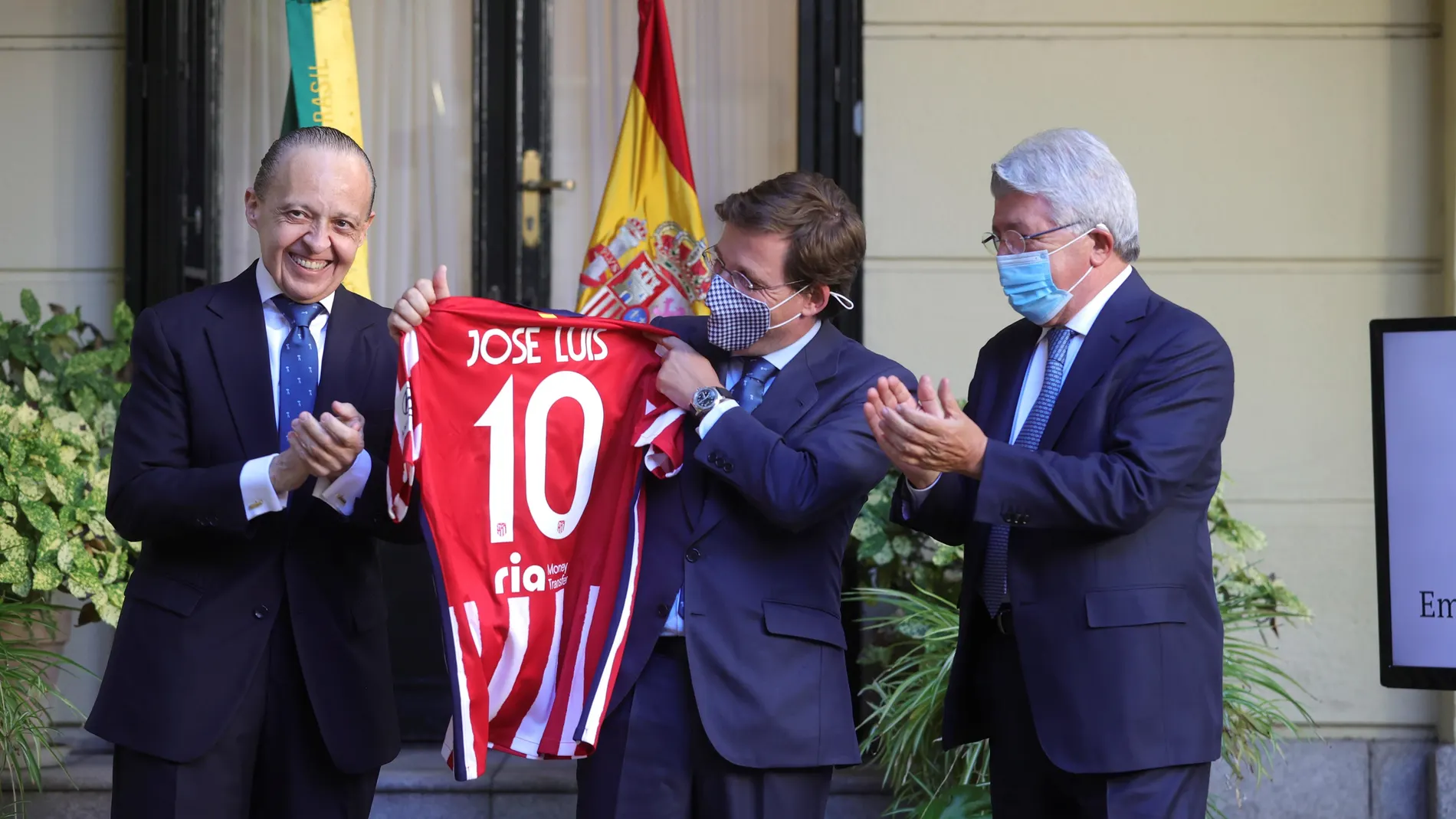 José Luis Martínez-Almeida recibe el galardón Fervor do Brasil