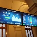 Vista del indicador del Ibex 35 en el parqué de la Bolsa de Madrid este lunes que abrió con ganancias tras avanzar el 0,59 % y se mantiene por encima de los 7.000 puntos.
