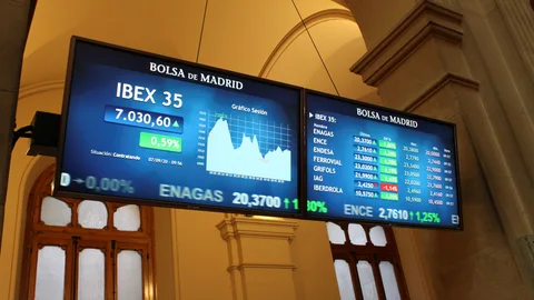 Vista del indicador del Ibex 35 en el parqué de la Bolsa de Madrid este lunes que abrió con ganancias tras avanzar el 0,59 % y se mantiene por encima de los 7.000 puntos.