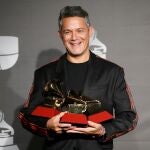 Alejandro Sanz poses backstage with his awards for Record of the Year and Best Pop Song for "Mi Persona Favorita" and Best Long Form Music Video for "Lo Que Fui Es Lo Que Soy".