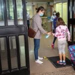 Alumnos y docentes en un centro escolar