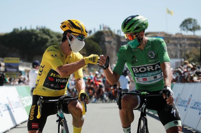 Roglic y Sagan se saludan con mascarilla antes de la salida de la etapa