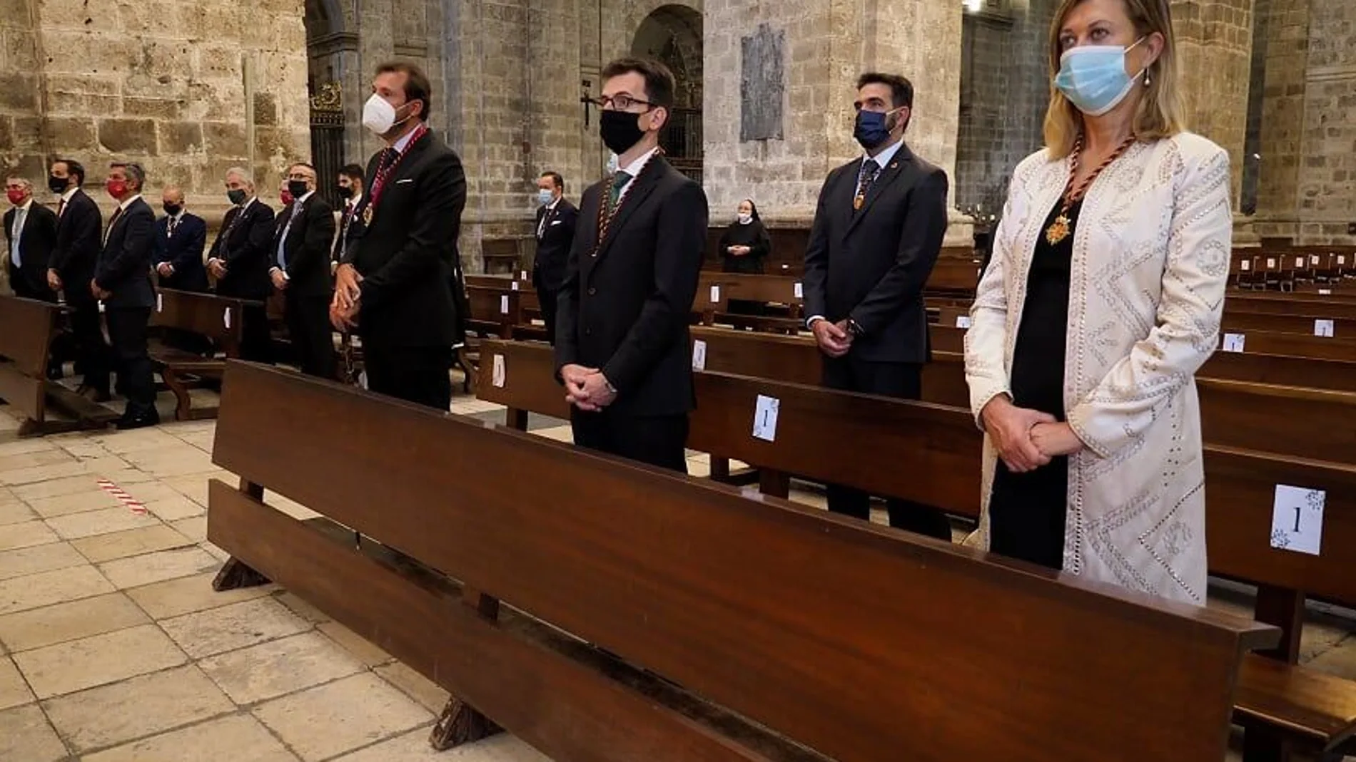 El alcalde de Valladolid, Óscar Puente, y la portavoz del PP en el Ayuntamiento, Pilar del Olmo, entre otros, asisten a la ceremonia en la Catedral