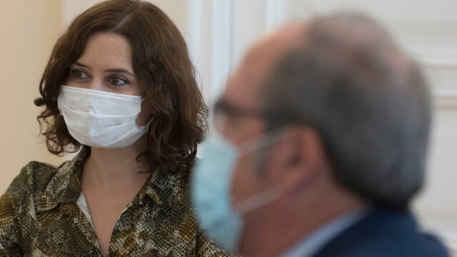 Isabel Díaz Ayuso en una reunión con Ángel Gabilondo (PSOE)